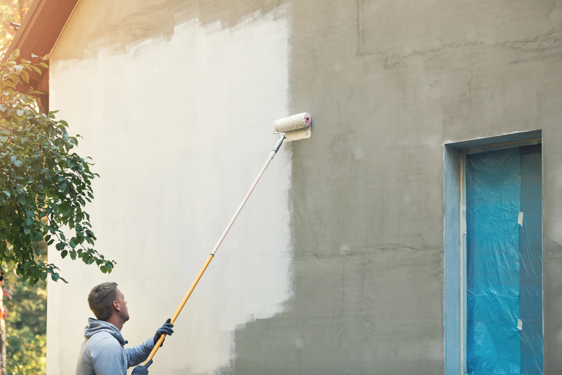 Pintor trabajando en una fachada en Sevilla